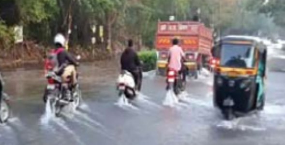 मगरपट्टा में मुठा नहर टूटी, सड़काें पर पानी भरा